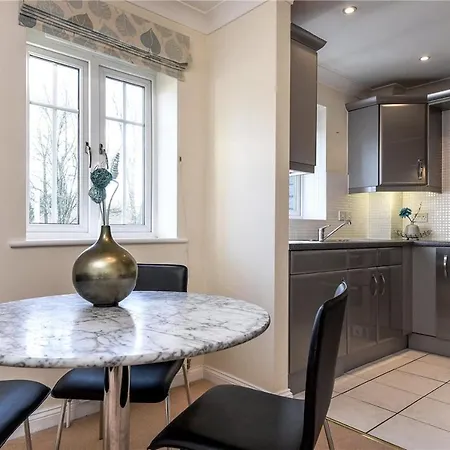 Sunny 1 Bed Apartment In A Quiet Central Location Basingstoke Esterno foto