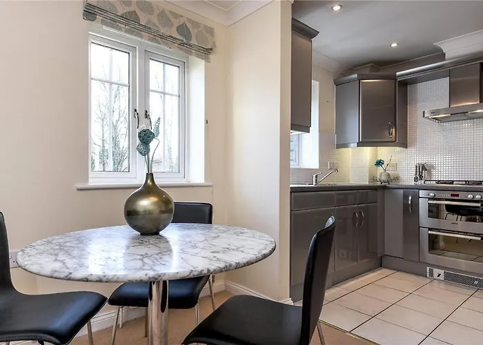 Sunny 1 Bed Apartment In A Quiet Central Location